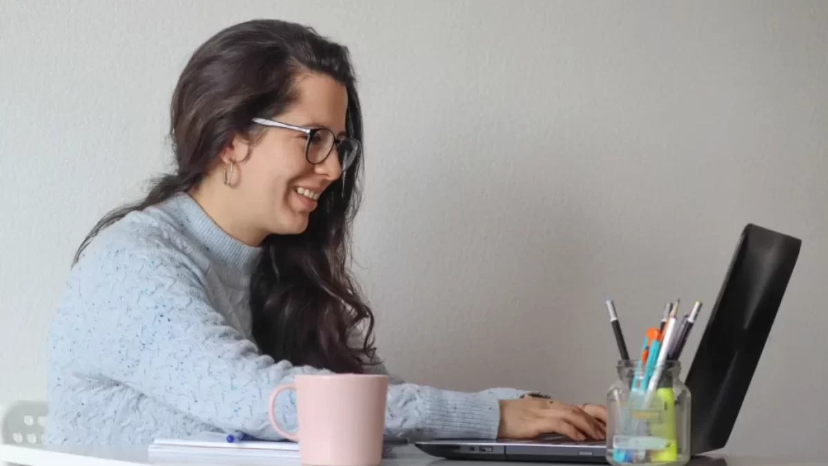 Žena pracuje na počítači