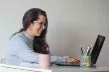 Žena pracuje na počítači