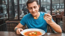 Chlápek, který večeří