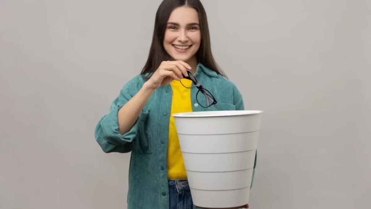 Žena hází dioptrické brýle do koše