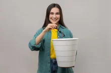 Žena hází dioptrické brýle do koše