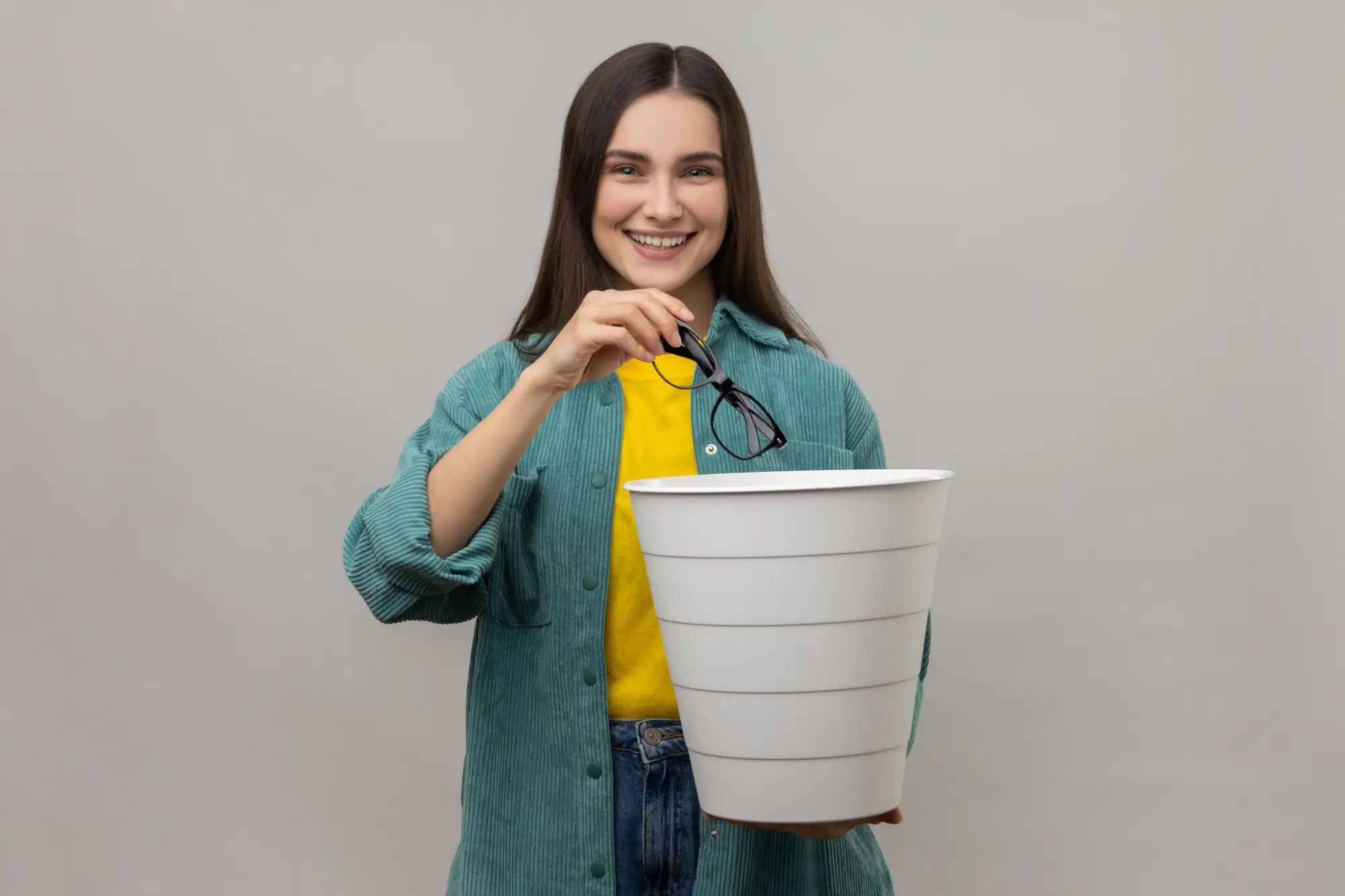 Žena hází dioptrické brýle do koše