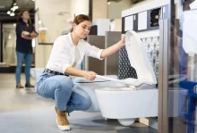 Žena, která si v obchodě vybírá toaletní prkénko