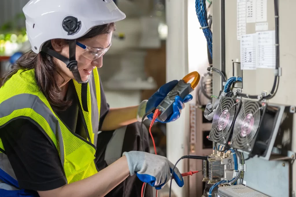 Shutterstock_2313997309 - Techsvět Žena elektrikářka pracuje na důležitém projektu