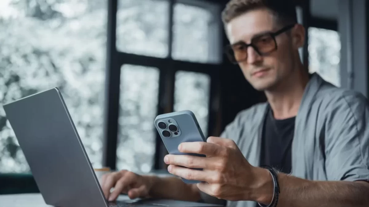 Muž, který kouká na svůj Iphone