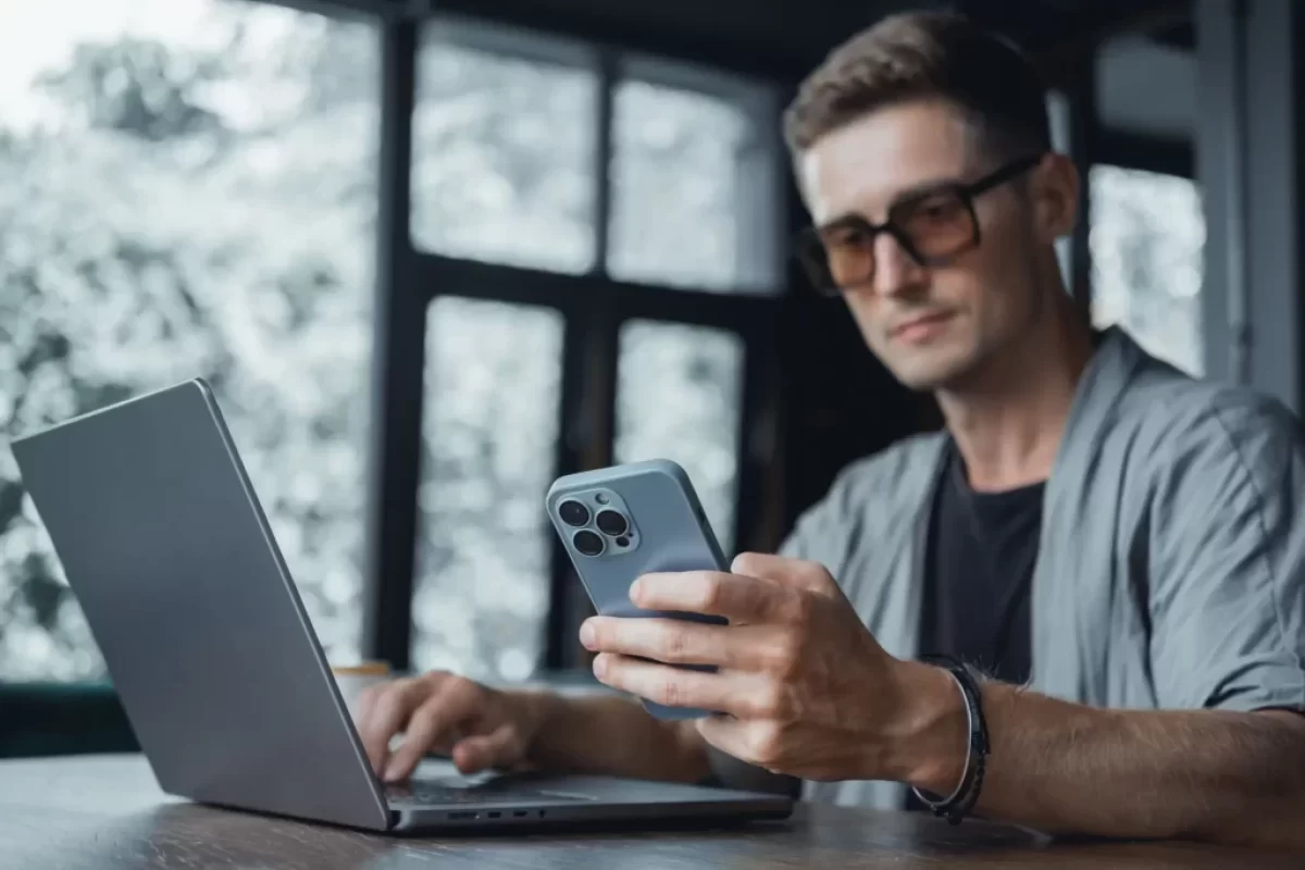 Muž, který kouká na svůj Iphone