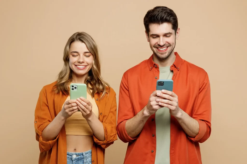 Shutterstock_2334643253 - Techsvět Kamarádi používají telefon