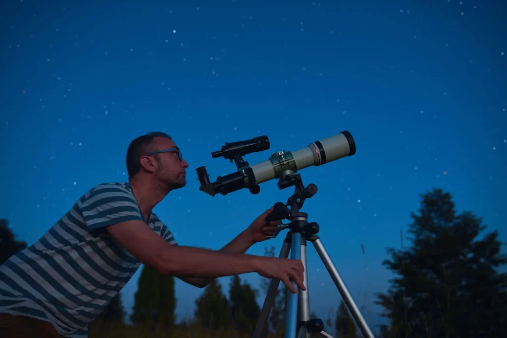 Shutterstock_2336130049 - Techsvět Astronom pozoruje hvězdy dalekohledem
