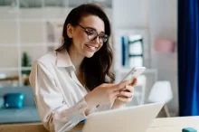 veselá žena s mobilem v ruce