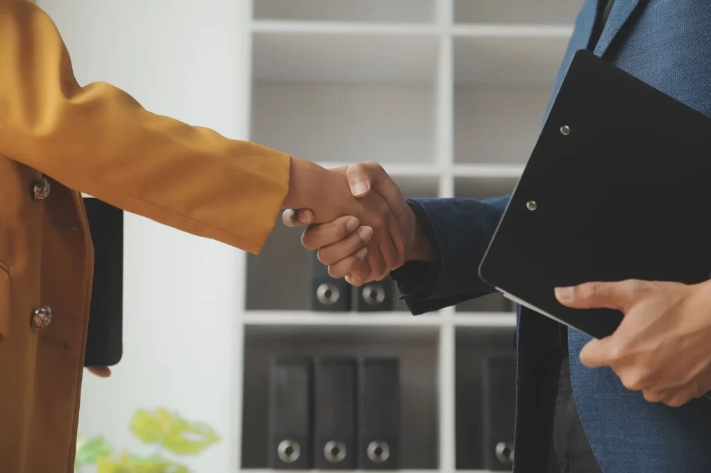 Pracovní nabídka vám vyrazí dech - Techsvět dva lidé si podávají ruce