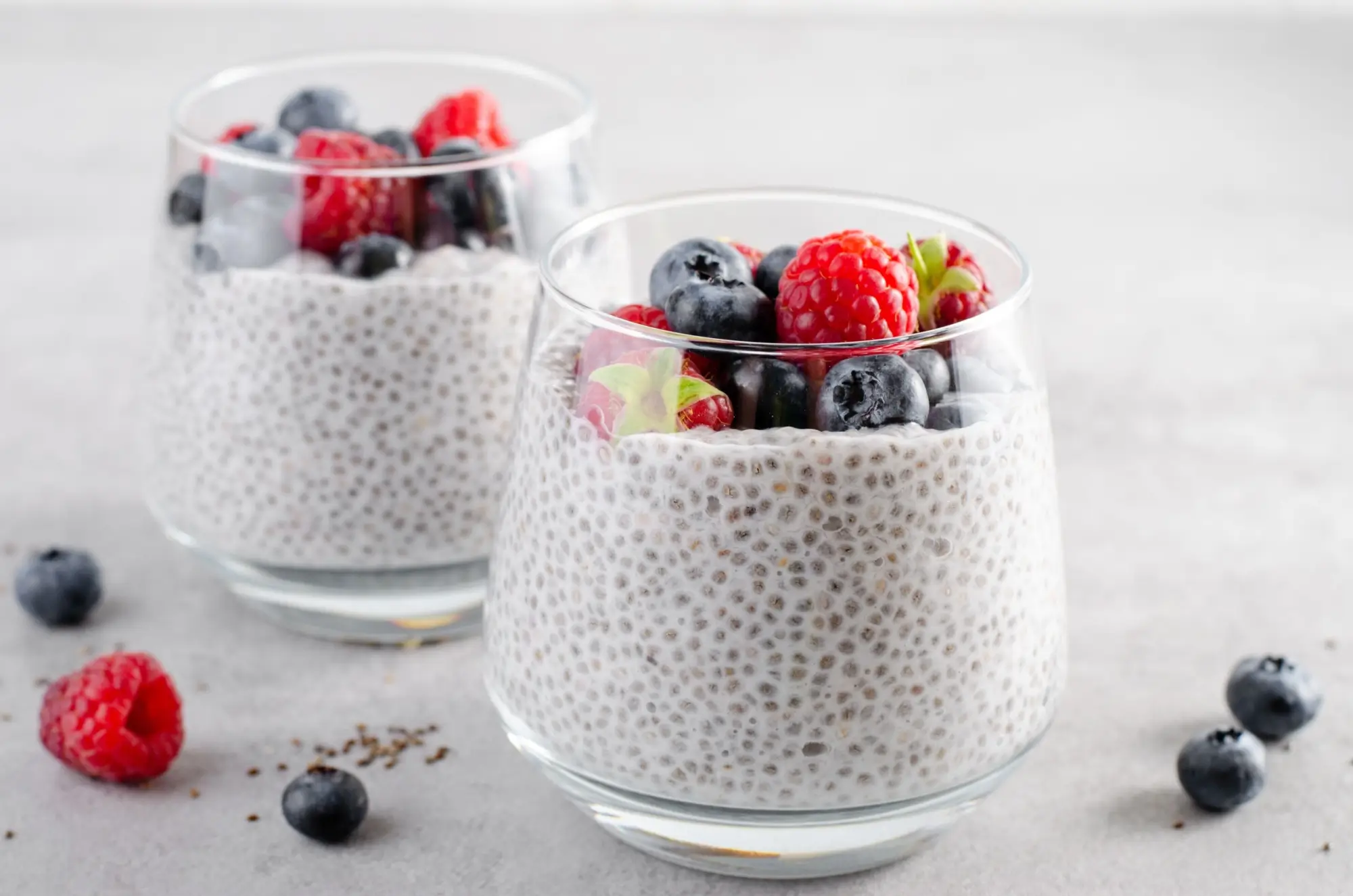 Shutterstock_2359695793 - Techsvět Chia puding s ovocem ve skleničce.