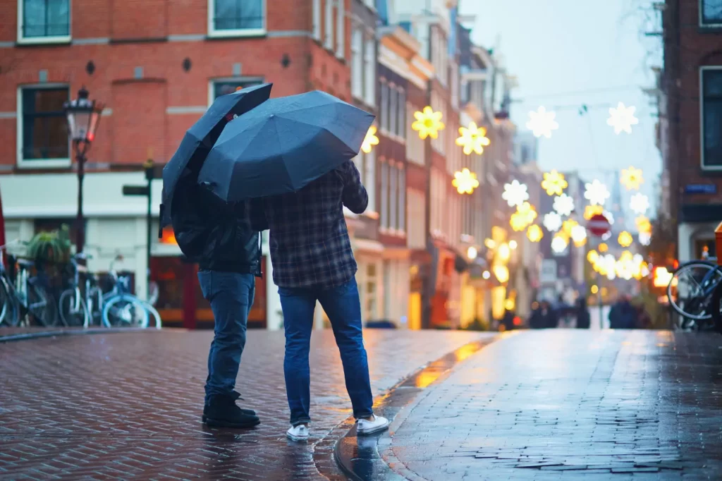 Na Štědrý den bude teplo a bude pršet, FOTO: Shutterstock - Techsvět Muži s deštníkem