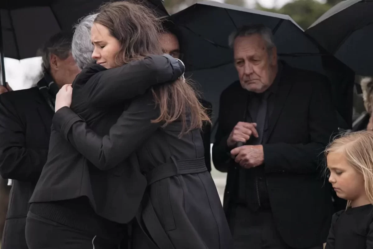 Truchlící lidé na pohřbu