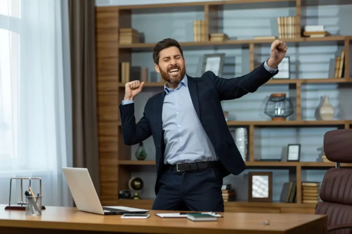 Businessman slaví úspěch v práci.