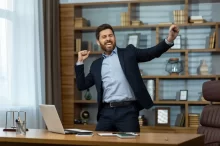 Businessman slaví úspěch v práci.