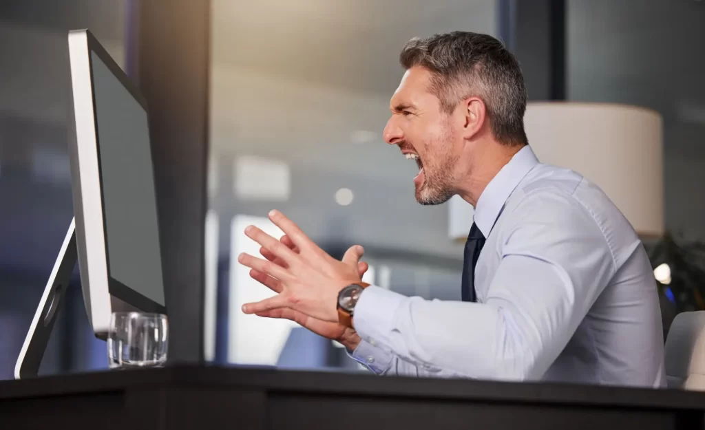 Shutterstock_2453209129 - Techsvět Rozčílený muž u počítače