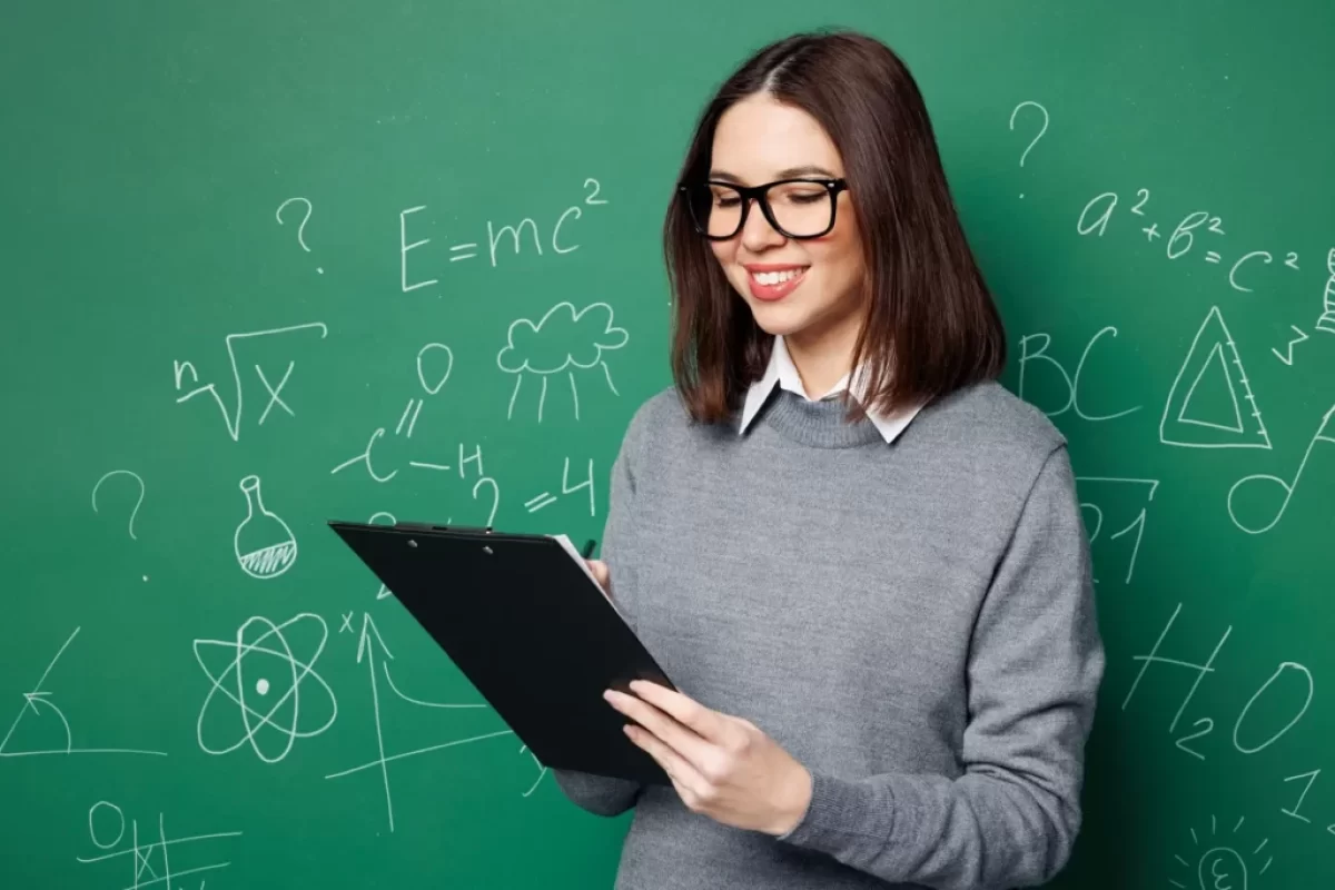 Žena před tabulí.