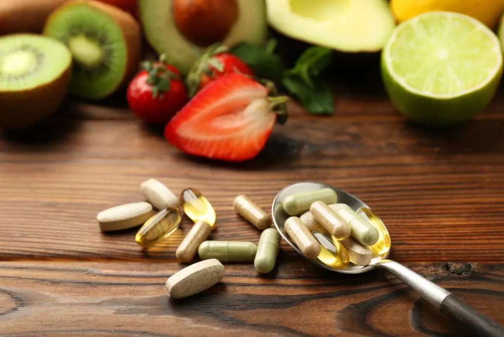 Shutterstock_2456830545 - Techsvět Vitamín a ovoce ležící na stole