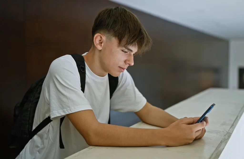 Shutterstock_2458939077 - Techsvět Zákaz mobilů