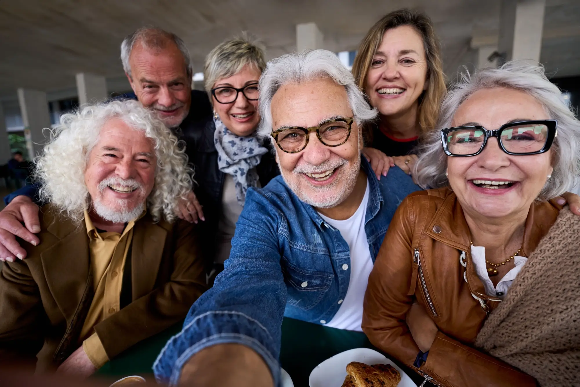 Shutterstock_2461682773 - Techsvět Skupina šťastných seniorů.