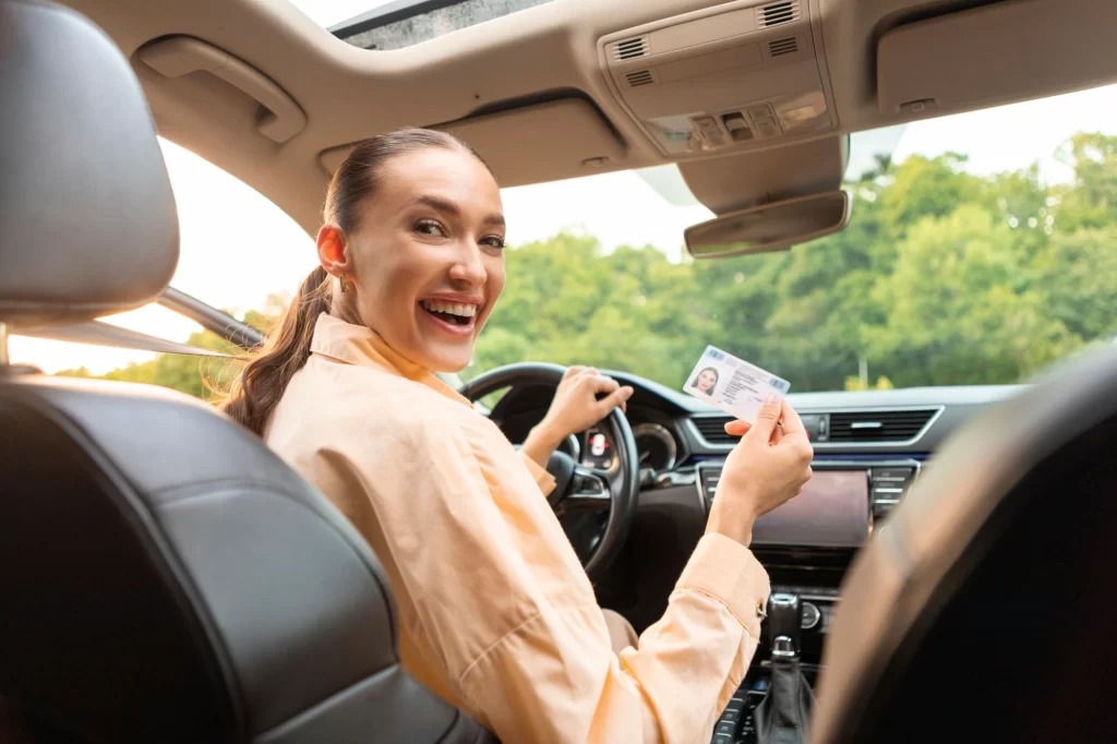 Řidiči mají několik možností, jak o výměnu svého průkazu požádat. Zdroj: Shutterstock(1) - Techsvět Řidiči mají několik možností, jak o výměnu svého průkazu požádat