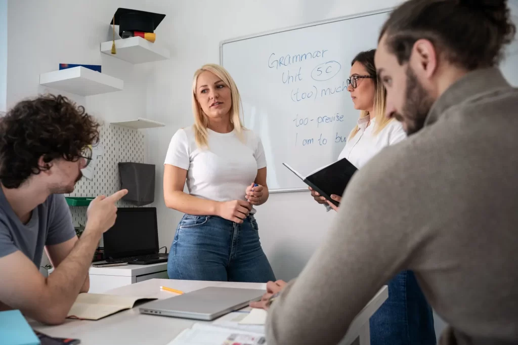 studenti v jazykové škole poslouchají učitelku 