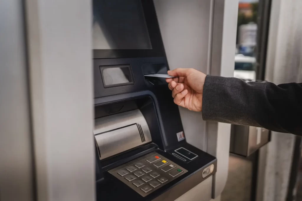 Peněz budete mít zase na rozdávání - Techsvět muž vybírá peníze z bankomatu