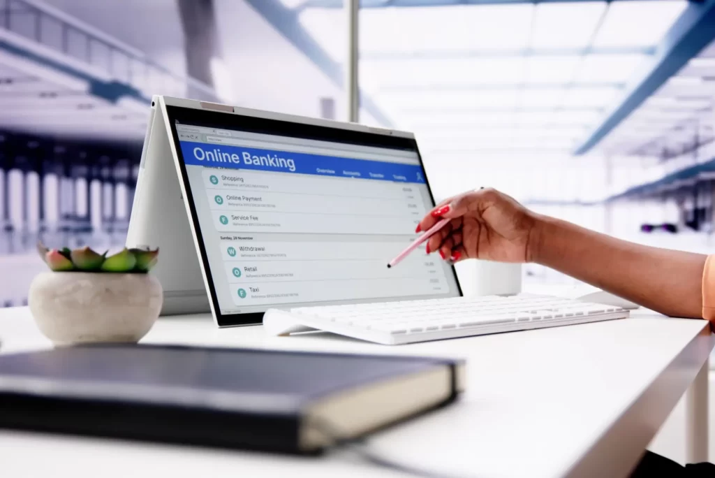 Shutterstock_2466399431 - Techsvět Žena nahlíží do online bankovnictví