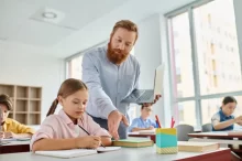 Učitel ve třídě