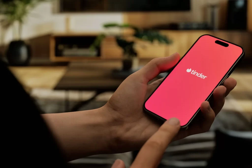 Shutterstock_2468922727 - Techsvět Tinder je oblíbená seznamovací aplikace
