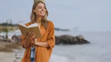 žena si s úsměvem čte knihu