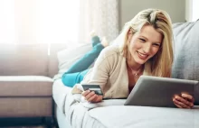Žena zadává platební údaje do tabletu.