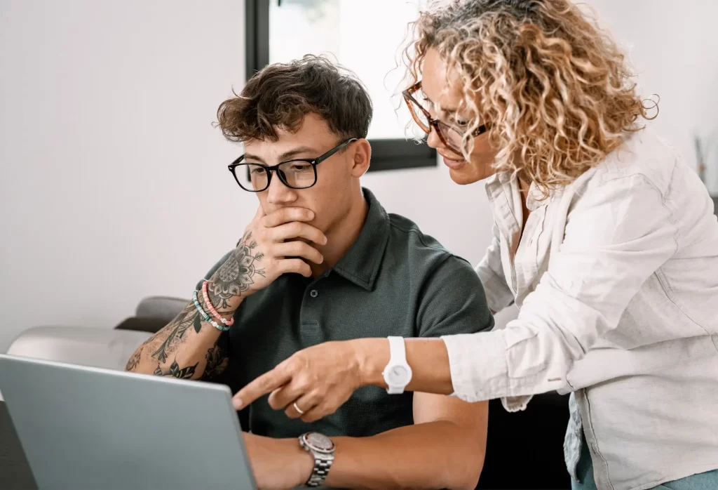 Je čas dokončit školu - Techsvět žena radí studentovi se studiem na počítači