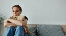 Smutná žena na posteli
