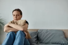 Smutná žena na posteli
