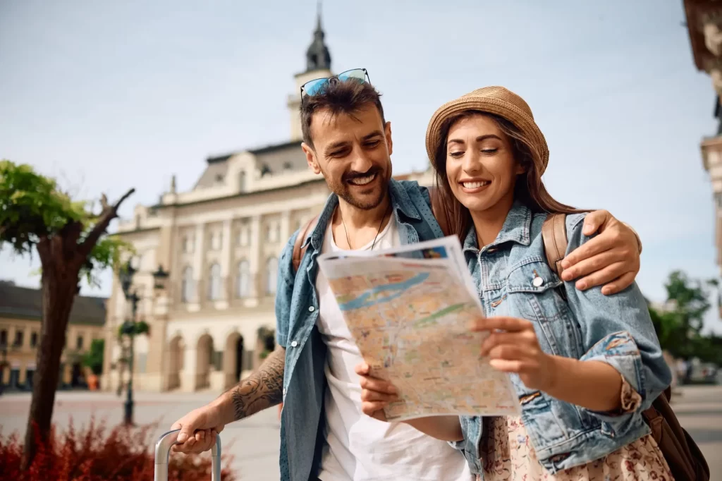 Nuda rozhodně nehrozí, oba jste akční a doma strávíte jen minimum času - Techsvět zamilovaný pár na výletě, žena hledá v mapě