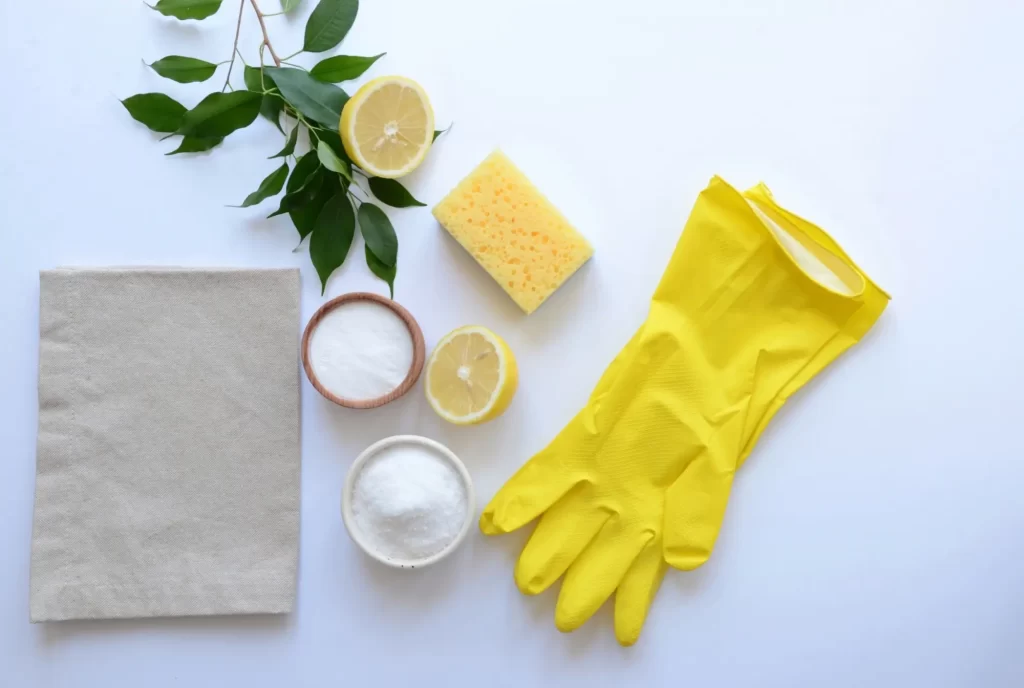Odstraňování vodního kamene není žádná věda, úplně postačí citron a soda - Techsvět soda, citron, houbička na nádobí a gumové rukavice