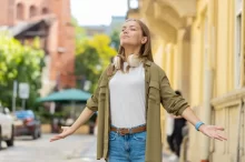 spokojená žena zhluboka dýchá