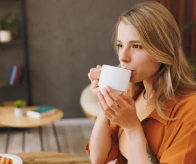 Žena pije kávu