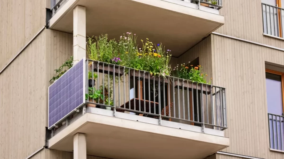 balkon plný truhlíků