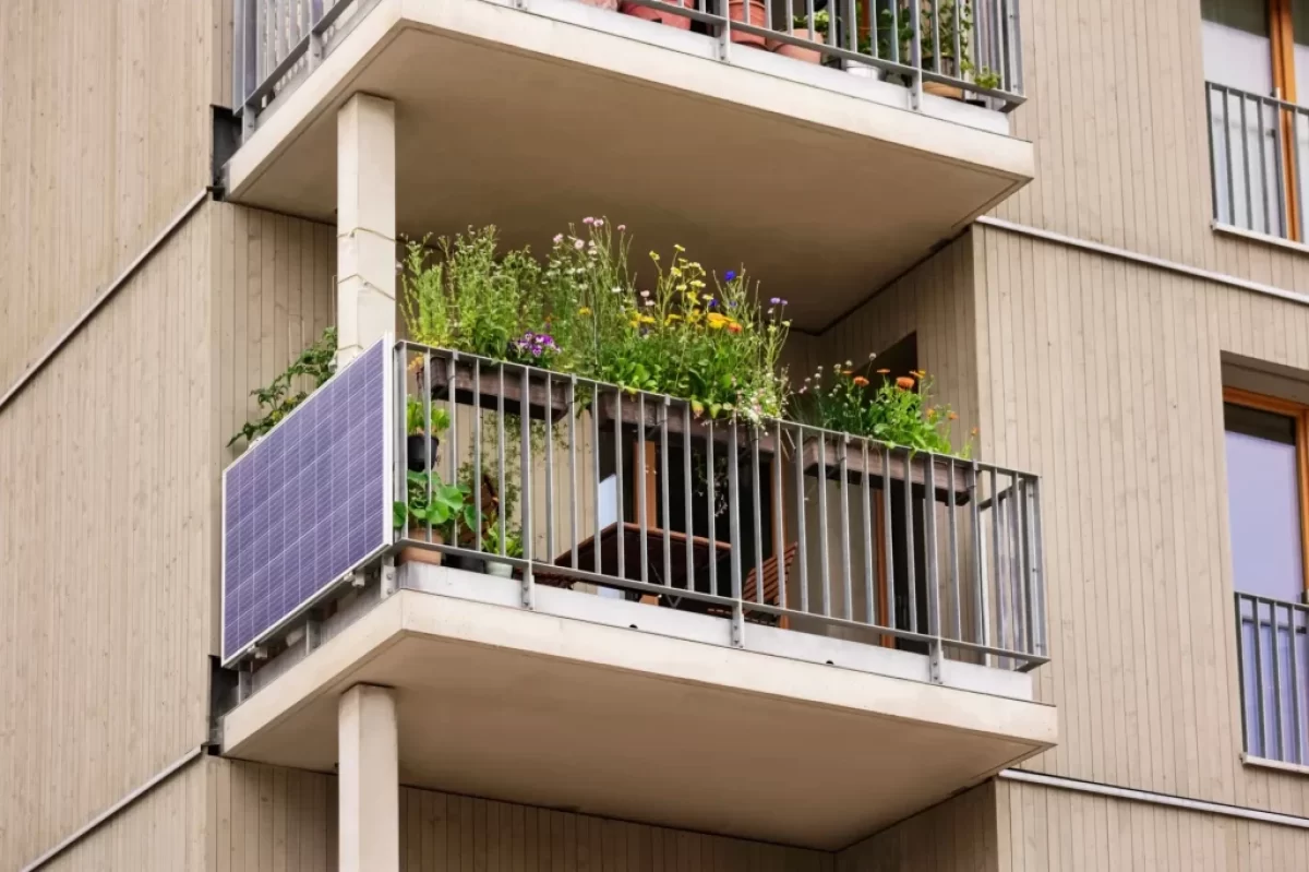 balkon plný truhlíků