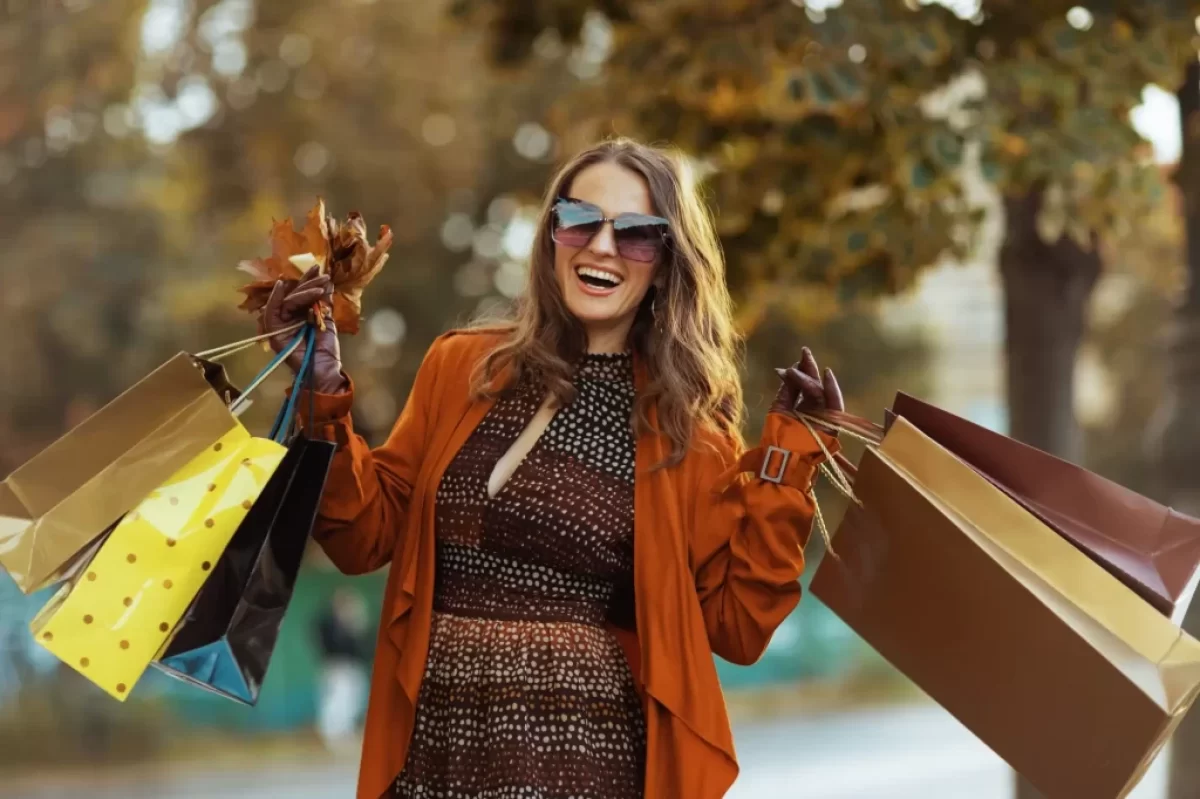 nadšená žena s taškami odchází z nákupů