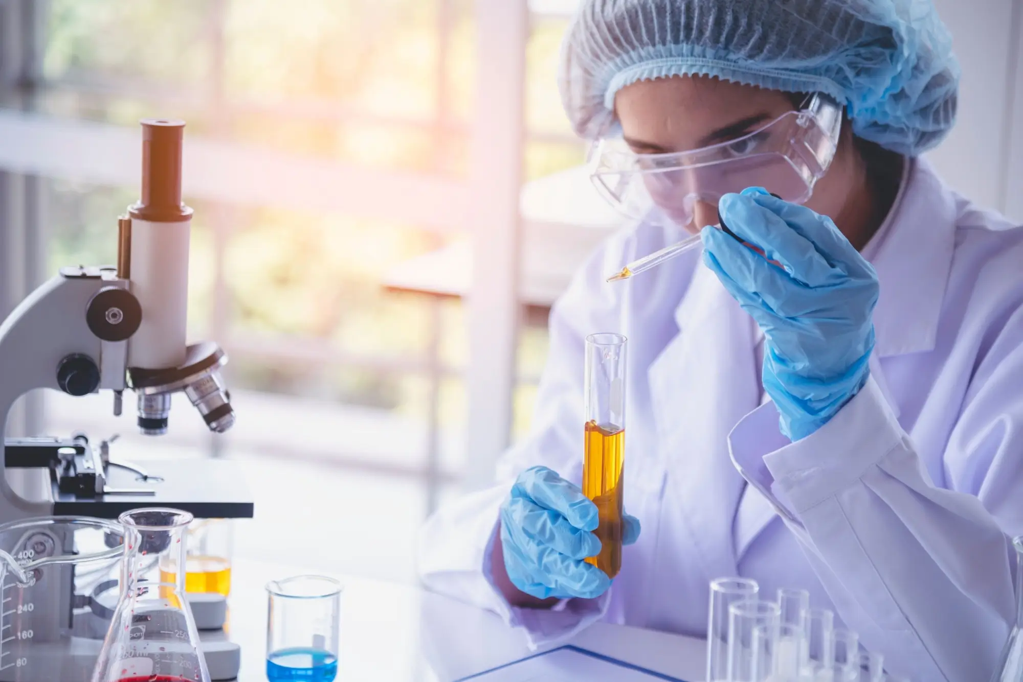 Shutterstock_2511537083 - Techsvět Vědec dělá pokus v laboratoři.