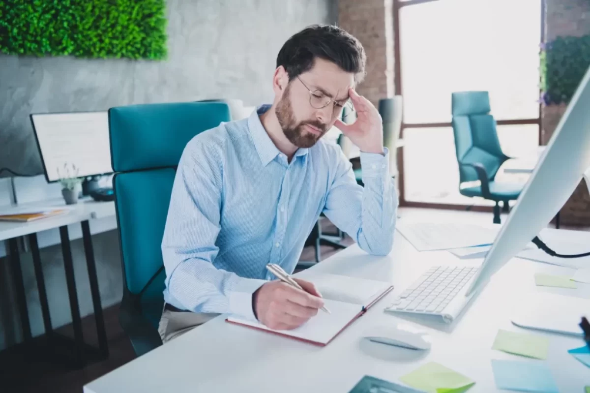 muž přemýšlí v práci