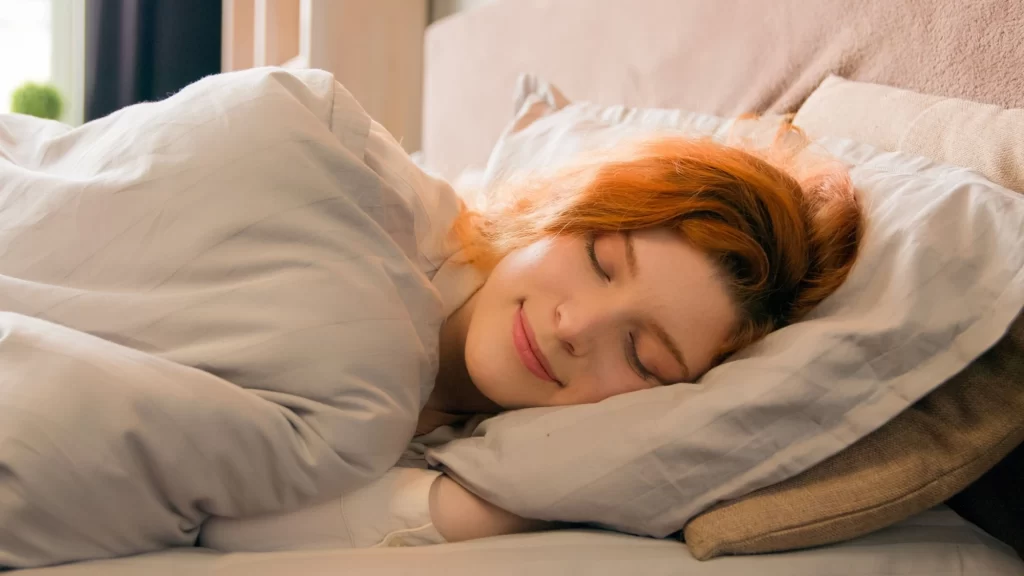 Chmelový odvar podporuje klidný spánek. Zdroj: Shutterstock - Techsvět spokojeně spící žena