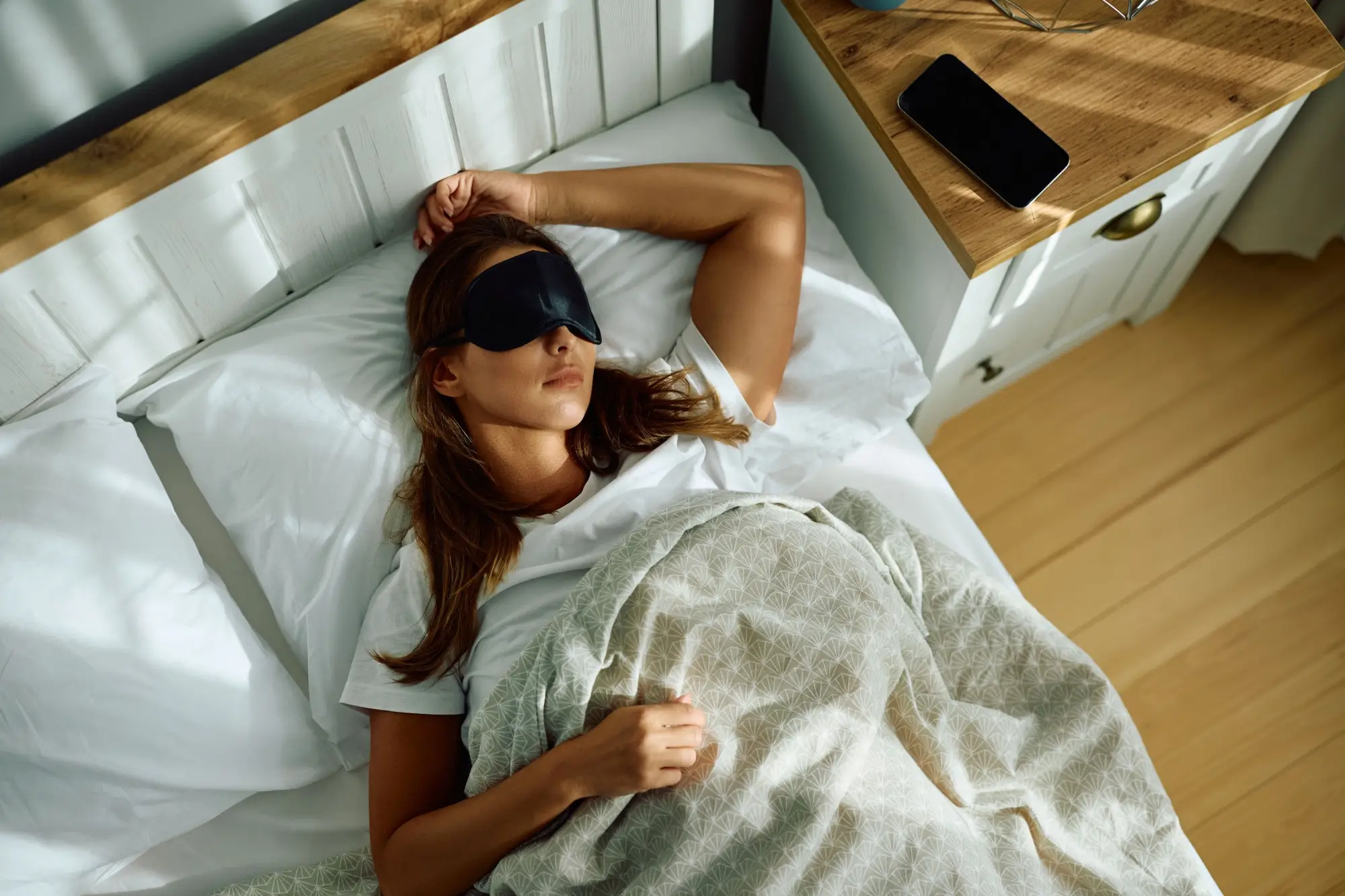 Shutterstock_2528367937 - Techsvět Žena spí s maskou na očích