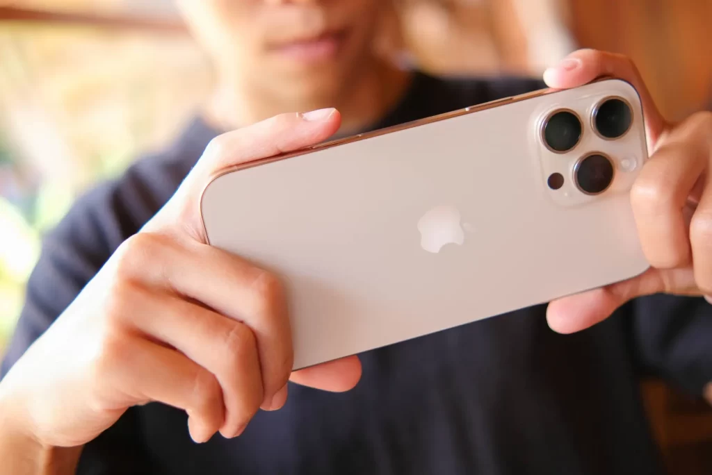 Muž, který drží v ruce Iphone