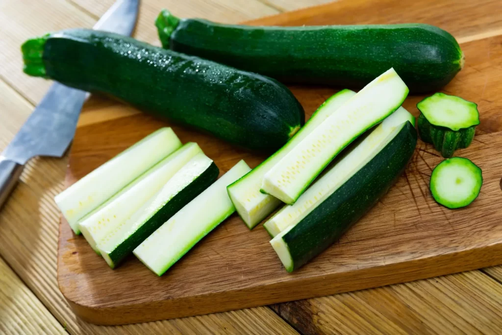 Shutterstock_2542283527 - Techsvět Nakrájené cukety na kuchyňském prkýnku
