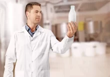 muž provádí testování mléčných výrobků