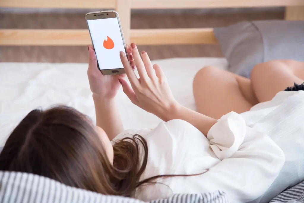 Shutterstock_627391325 - Techsvět Žena s mobilem v ruce